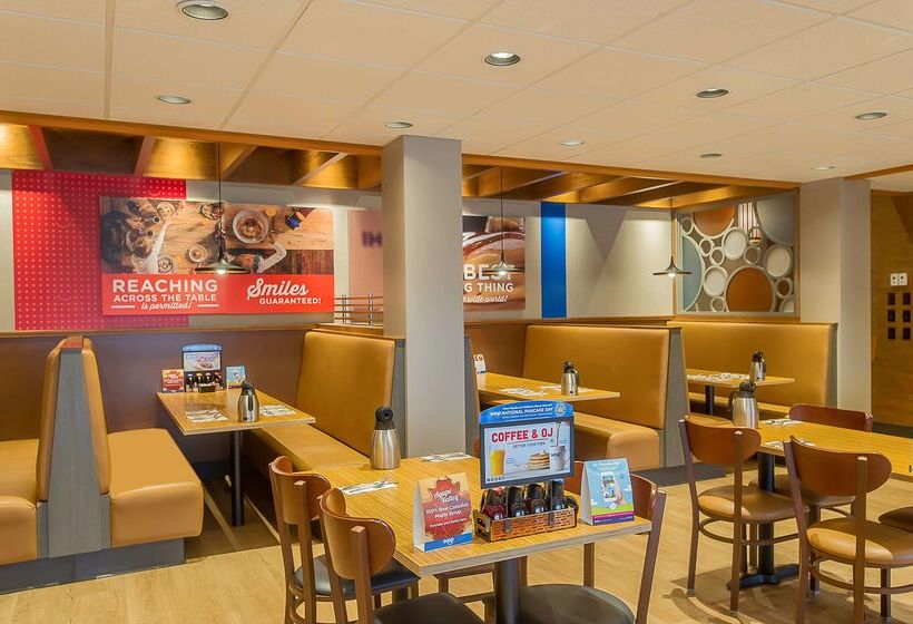 Отель Ramada By Wyndham Niagara Falls By The River