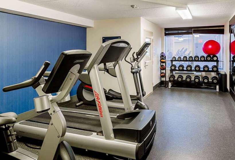 Отель Ramada By Wyndham Niagara Falls By The River