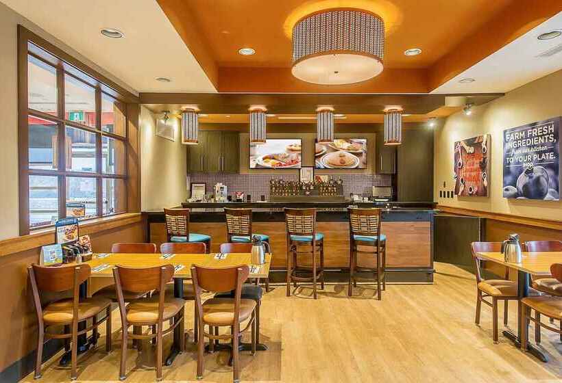 Отель Ramada By Wyndham Niagara Falls By The River