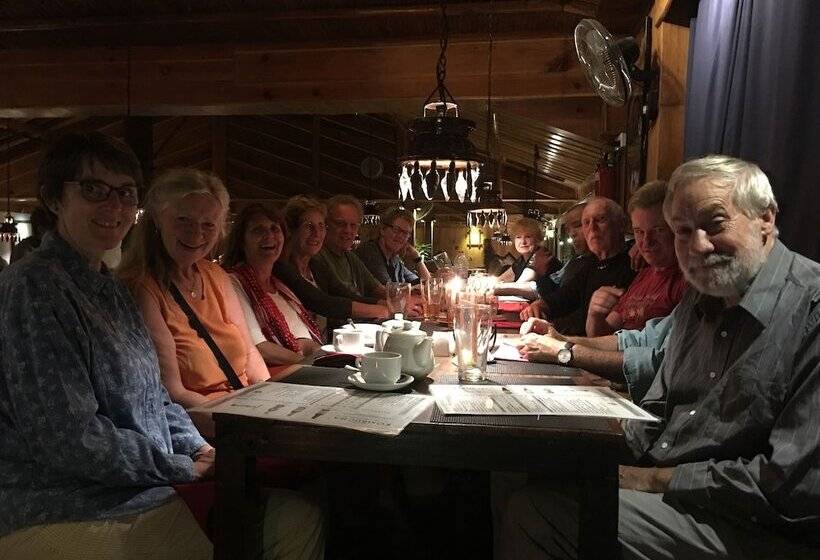 تختخواب و صبحانه Sauraha Holiday Home