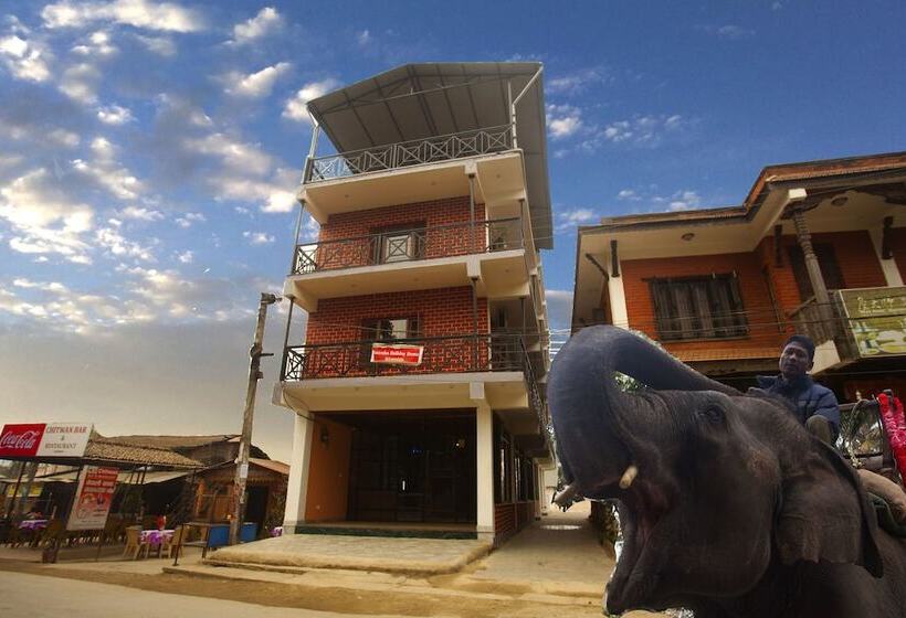 تختخواب و صبحانه Sauraha Holiday Home