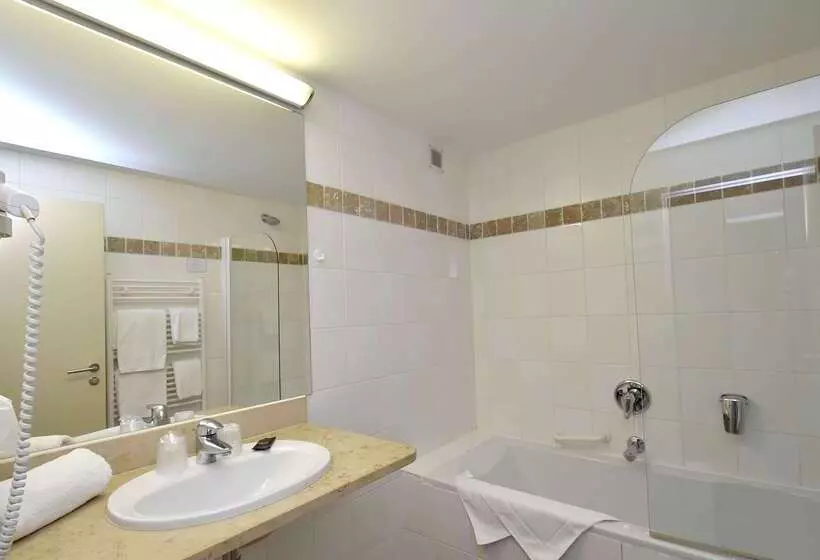 호텔 Charleroi Airport   Van Der Valk