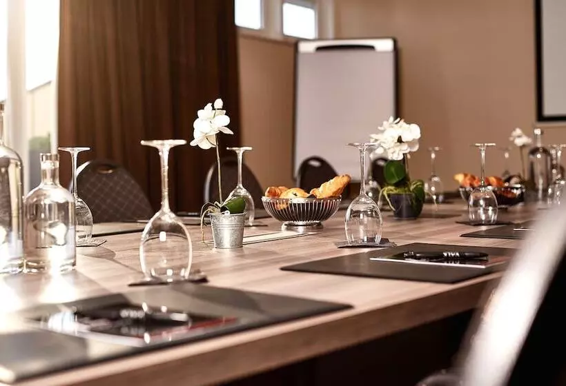 호텔 Charleroi Airport   Van Der Valk