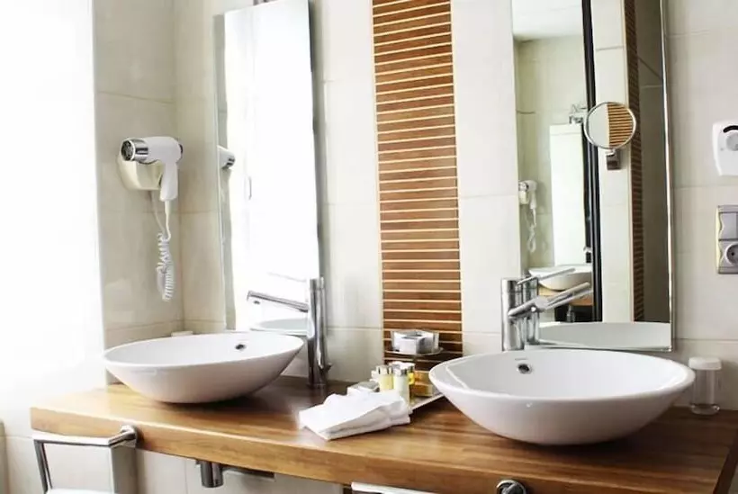 Hotell Clos La Boetie & Spa