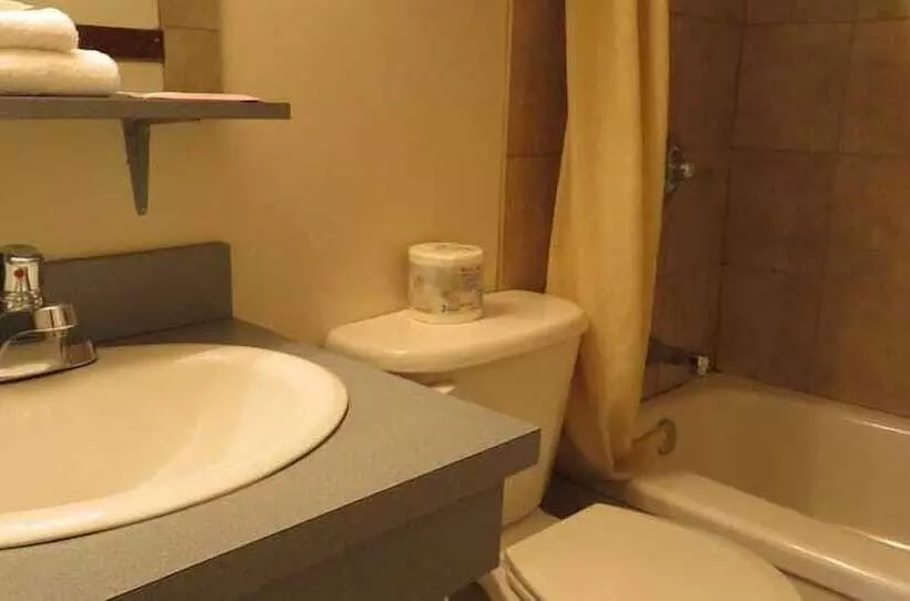 Отель Eastglen Inn