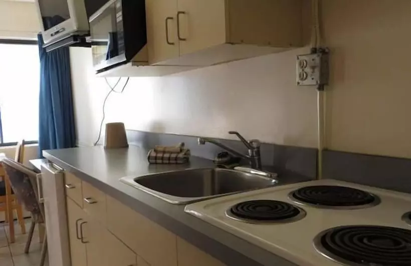 Отель Eastglen Inn