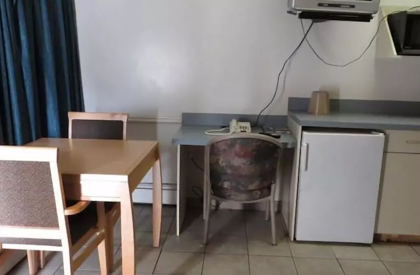 Отель Eastglen Inn