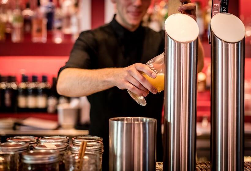 Hotel Nita Lake Lodge