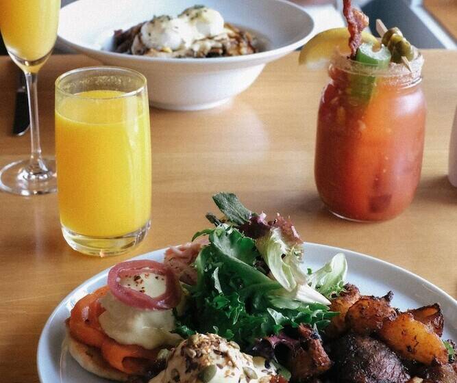 Hotel Nita Lake Lodge