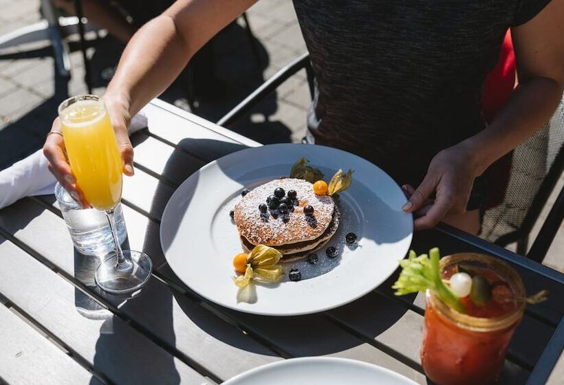 Hotel Nita Lake Lodge