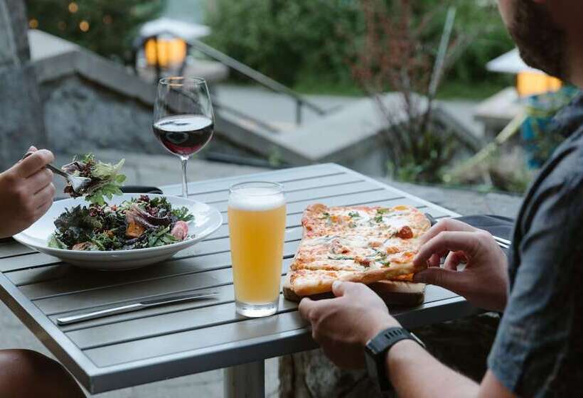 Hotel Nita Lake Lodge