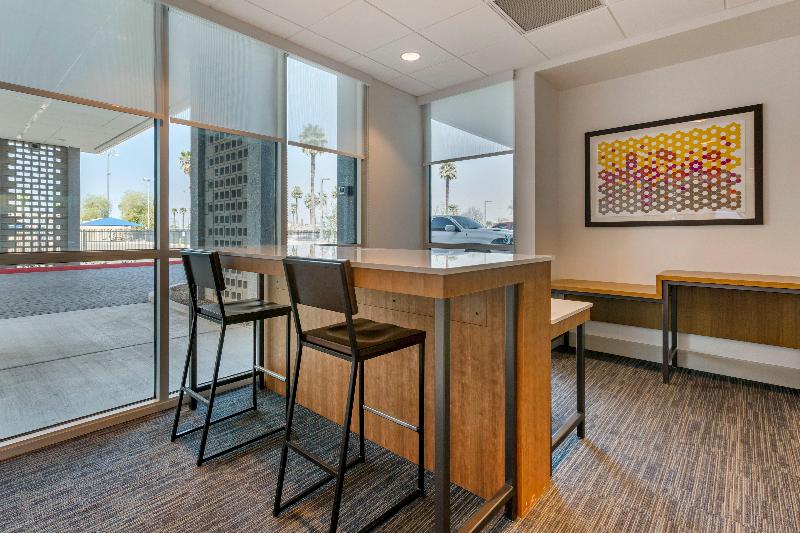 فندق Holiday Inn Express & Suites Phoenix Dwtn State Capitol, An Ihg
