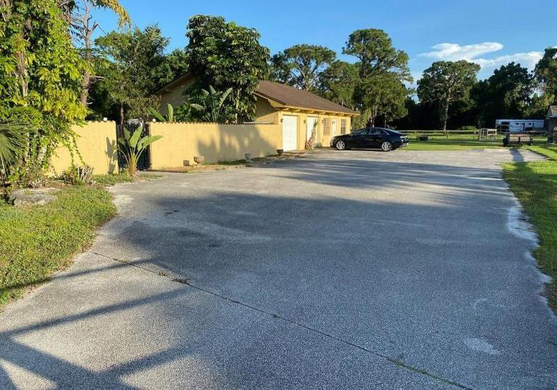 ホテル Oyo Family Ranch At Melbourne Fl