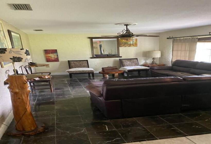 ホテル Oyo Family Ranch At Melbourne Fl