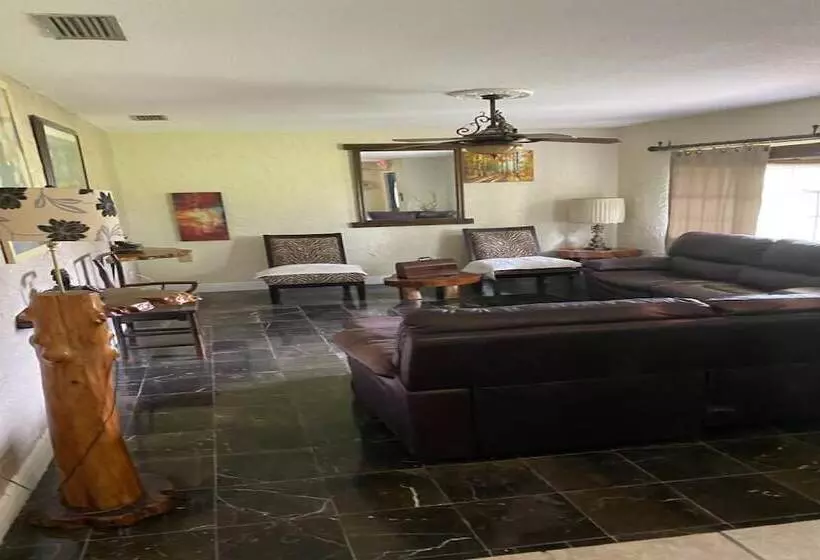 هتل Oyo Family Ranch At Melbourne Fl