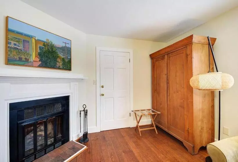 Majatalo Boulder Guest House