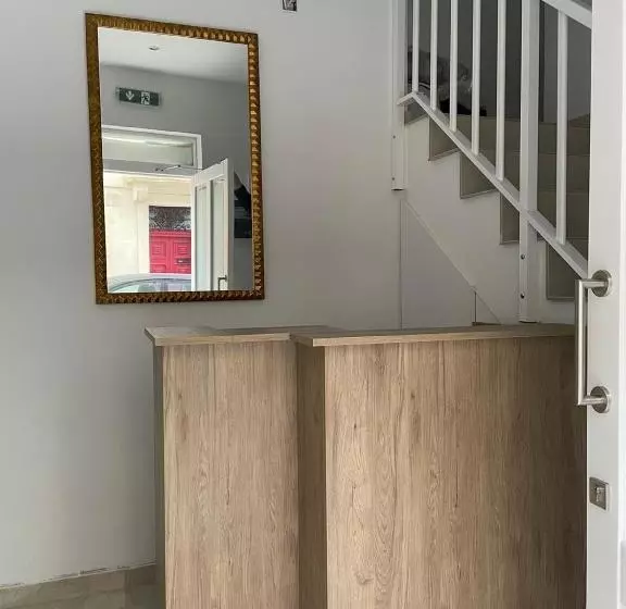 تختخواب و صبحانه La Reggia Seaview Guesthouse