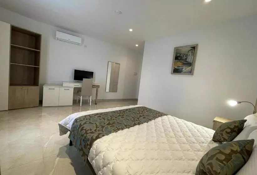 تختخواب و صبحانه La Reggia Seaview Guesthouse