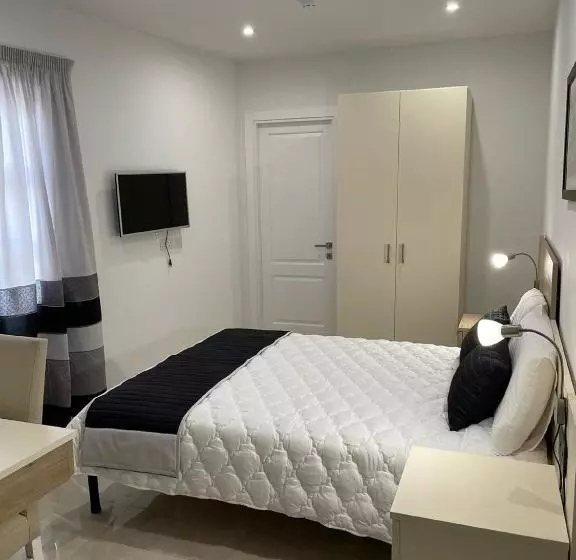 تختخواب و صبحانه La Reggia Seaview Guesthouse