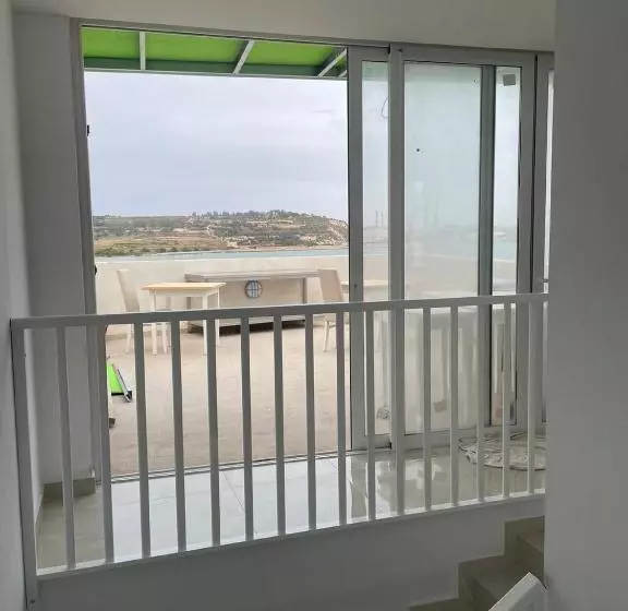 تختخواب و صبحانه La Reggia Seaview Guesthouse