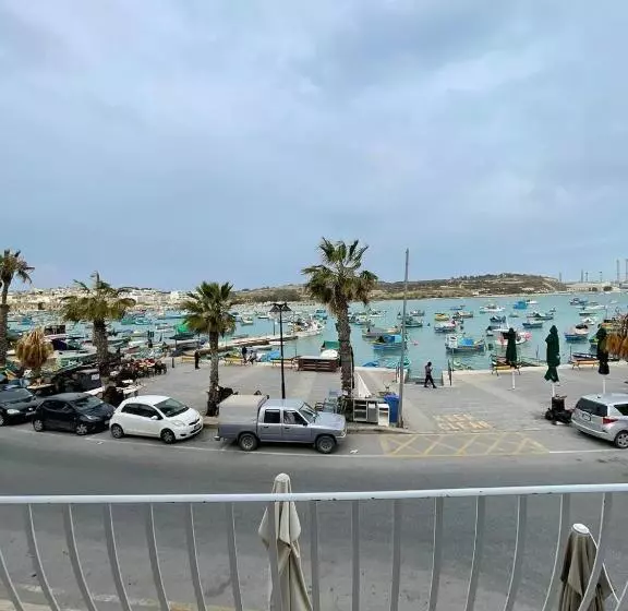 تختخواب و صبحانه La Reggia Seaview Guesthouse