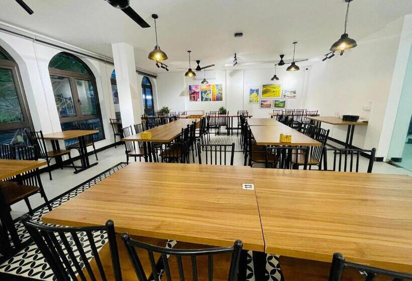 Little Vietnam Hotel   Cát Bà