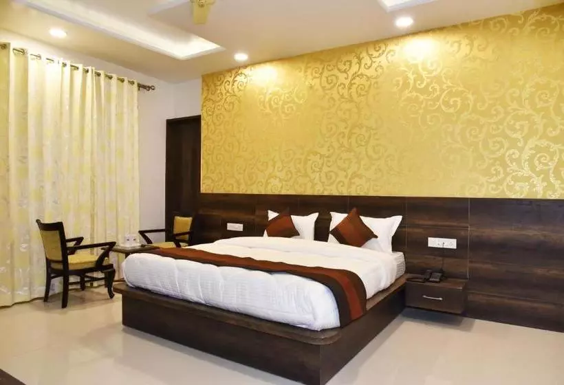 Hotelli Hollywood Heights Near Railway Station