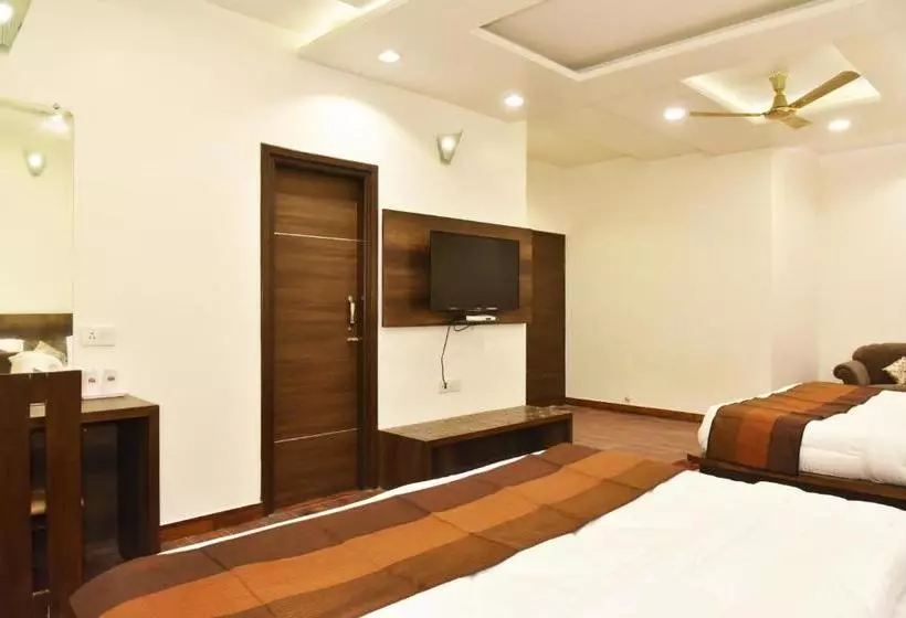 Hotelli Hollywood Heights Near Railway Station