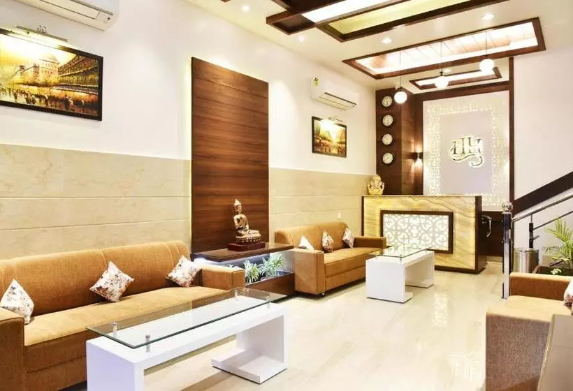 Hotelli Hollywood Heights Near Railway Station
