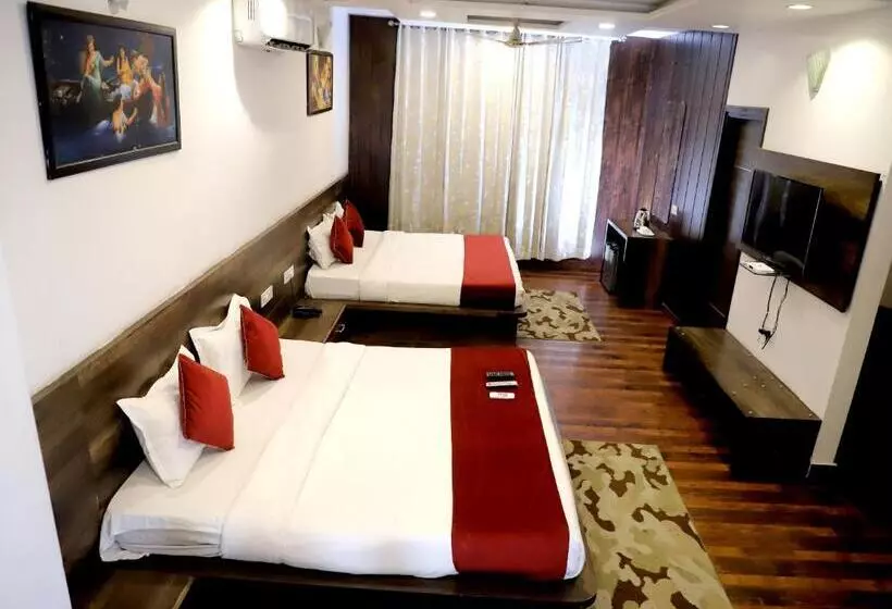 Hotelli Hollywood Heights Near Railway Station