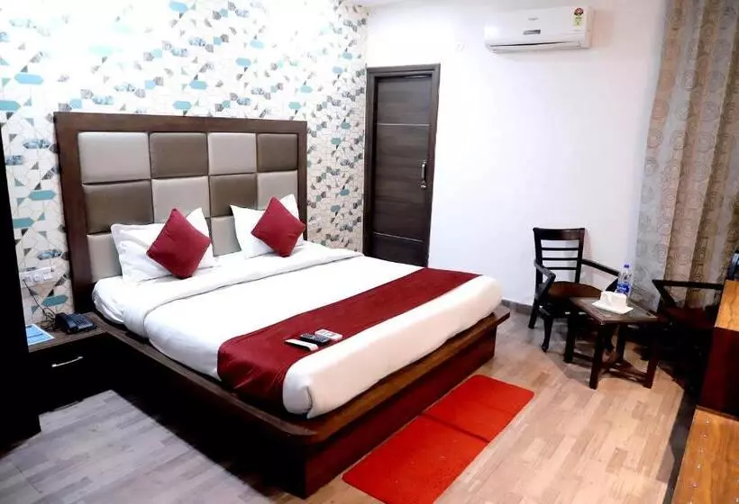 Hotelli Hollywood Heights Near Railway Station