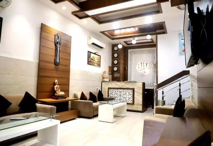 Hotelli Hollywood Heights Near Railway Station