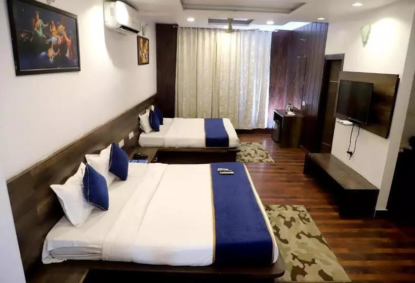 Hotelli Hollywood Heights Near Railway Station