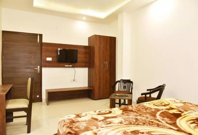 Hotelli Hollywood Heights Near Railway Station
