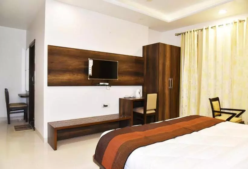 Hotelli Hollywood Heights Near Railway Station