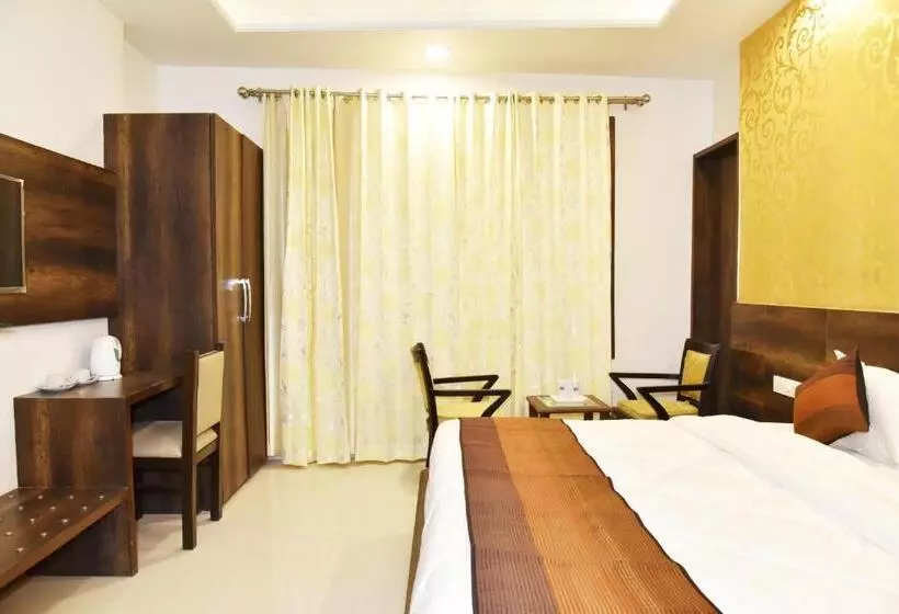 Hotelli Hollywood Heights Near Railway Station