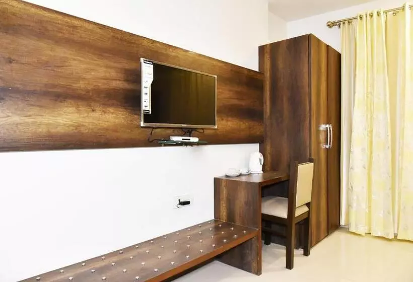 Hotelli Hollywood Heights Near Railway Station