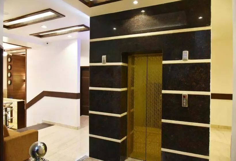 Hotelli Hollywood Heights Near Railway Station