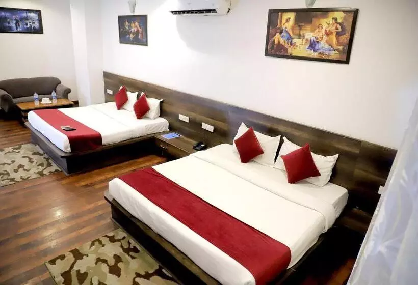 Hotelli Hollywood Heights Near Railway Station
