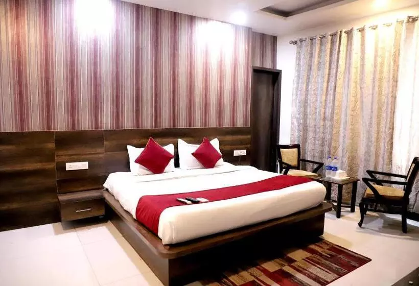 Hotelli Hollywood Heights Near Railway Station