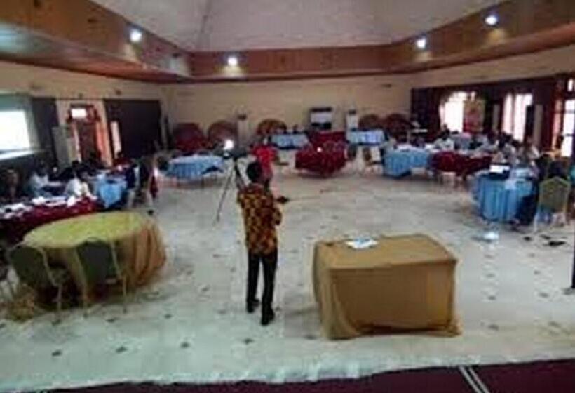 پانسیون Room In Lodge Nelrose Hotel, Asaba