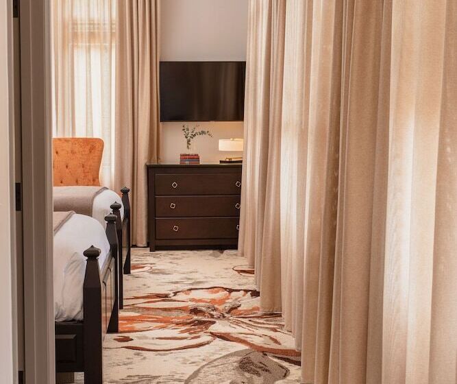 فندق The Lodge At St Edward State Park