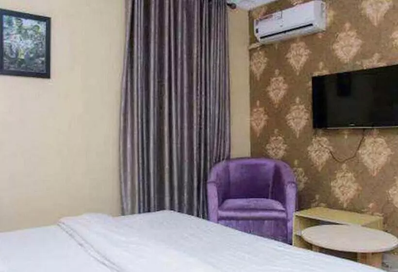 پانسیون Room In Lodge   Ambience Hotel And Suites Magodo