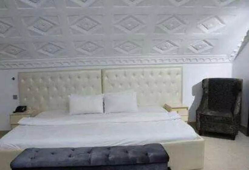 پانسیون Room In Lodge   Ambience Hotel And Suites Magodo