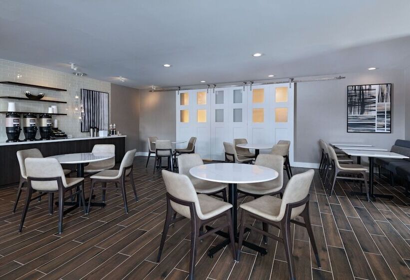 בית מלון כפרי Residence Inn New Brunswick Tower Center Blvd