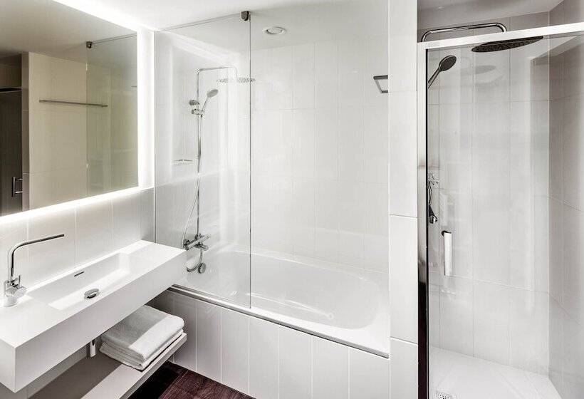 هتل Courtyard By Marriott Prague Airport