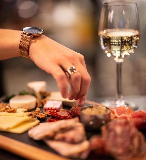 فندق Hôtel Grand Confort Le Moulin Rouge