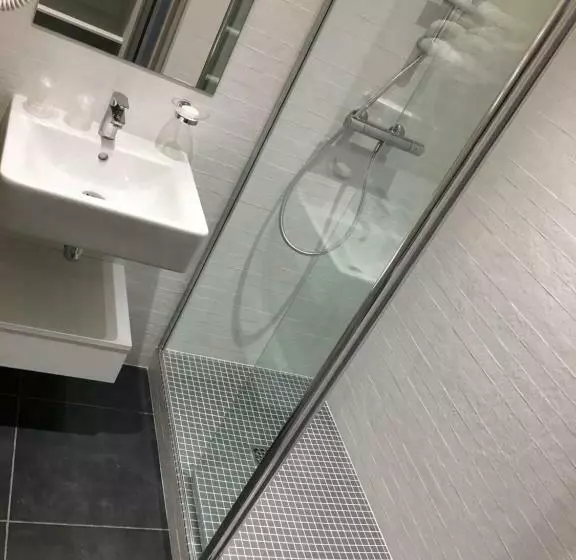 Отель The Originals Bernay Acropole