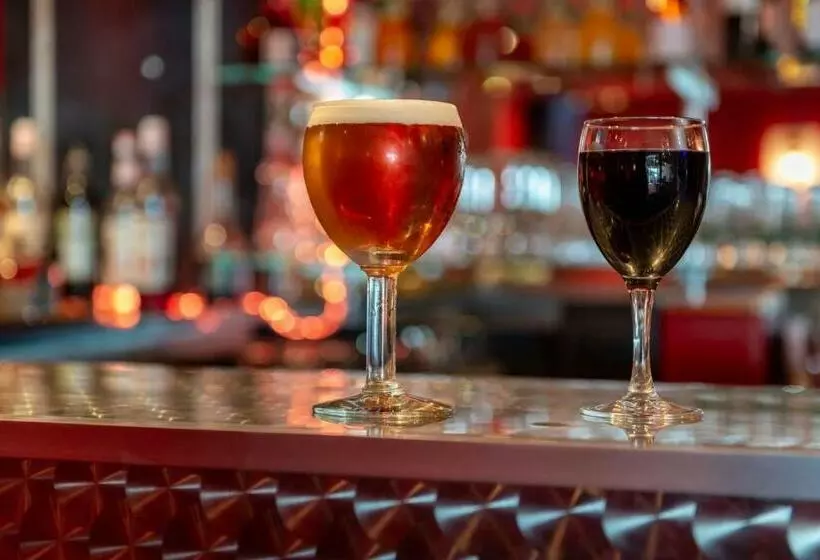 Отель The Originals Bernay Acropole