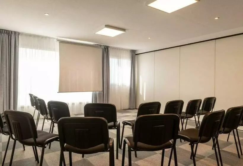 Отель The Originals Bernay Acropole